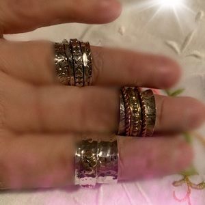 SET OF THREE STERLING SILVER SPIN RINGS.